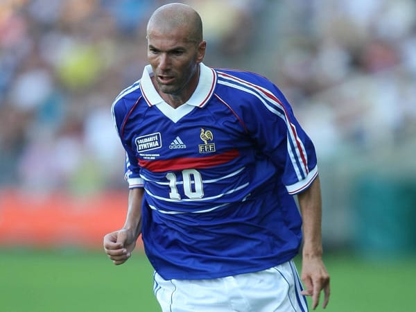Platz Sieben: Mit dem Franzosen Zinedine Zidane gesellt sich noch ein Welt- und Europameister dazu. Der Sohn algerischer Einwanderer erzielte in 108 Spielen für die Equipe Tricolore 31 Treffer. "Zizou" kann auf 1.476.860 Millionen Fans zählen.