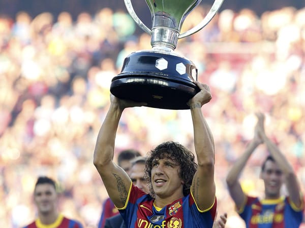 Platz Acht: Der 32-jährige Spanier Carles Puyol stemmt den Meisterschaftspokal in der Saison 2009/2010 in die Höhe, den er mit dem FC Barcelona zuvor gewonnen hatte. Der Abwehr-Spezialist darf sich auch Welt- und Europameister nennen und hat mittlerweile knapp 95.000 Fans bei Facebook. Wenn es 250.000 werden, will er bis 40 weitermachen.