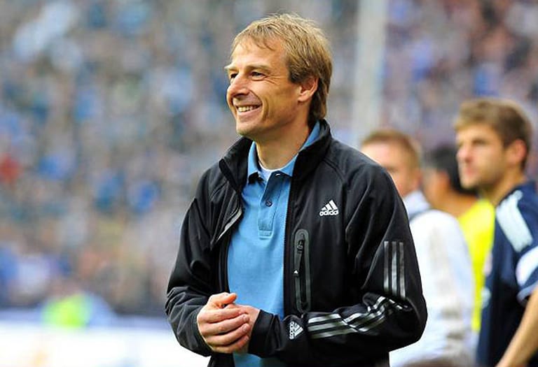 Dem ehemaligen Teamchef des DFB, Jürgen Klinsmann, kommen vor lauter Begeisterung für die Künste des spanischen Weltmeisters David Villa die Grundrechenarten abhanden: "Einfach traumhaft, wie er eins gegen eins geht - gegen zwei Leute."
