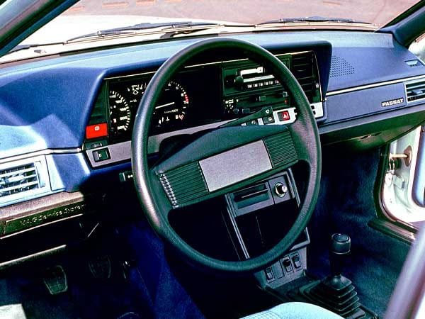 Viele Ecken und Kanten am Hartplastik-Cockpit: So sah der VW Passat 1980 innen aus.