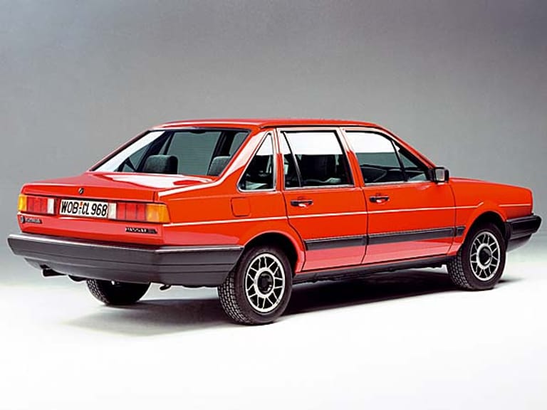 1980 bis 1987 lief diese Passat-Reihe vom Band. Zum Schrägheck gab es nun auch eine Limousine, die zunächst "Santana", später dann "Passat Stufenheck" hieß.
