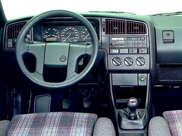 Auch das VW-Cockpit Ende der 80er und Anfang der 90er Jahre war eine rustikale Angelegenheit.