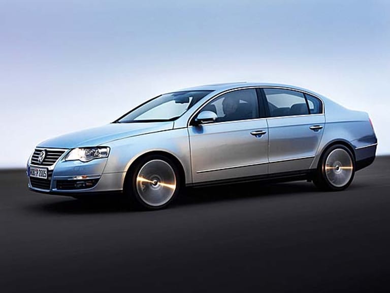 Noch mehr Luxus soll der neue Passat 2005 mit seinem verchromten "Plakettenkühlergrill" versprühen.