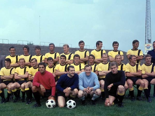 Ein Jahr später erwischte es mit Alemannia Aachen den Vizemeister. In ihrer zweiten Bundesligasaison 1968/69 spielten die Alemannen fulminant auf und wurde am Ende Zweiter, acht Zähler hinter dem FC Bayern München. Die Ernüchterung folgte jedoch schon in der folgenden Spielrunde: Mit 83 Gegentoren und nur einem einzigen Auswärtspunkt stiegen die Aachener als Tabellenletzter ab. Ein Jahr später erwischte es mit Alemannia Aachen den Vizemeister. In ihrer zweiten Bundesligasaison 1968/69 spielten die Alemannen fulminant auf und wurde am Ende Zweiter, acht Zähler hinter dem FC Bayern München. Die Ernüchterung folgte jedoch schon in der folgenden Spielrunde: Mit 83 Gegentoren und nur einem einzigen Auswärtspunkt stiegen die Aachener als Tabellenletzter ab.