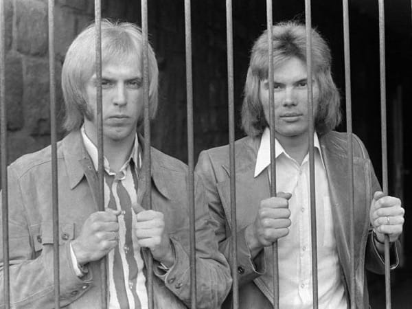 Schließlich wurden in der Saison 1972/73 fast alle Spieler der Schalker Mannschaft gesperrt, darunter Klaus Scheer (li.) und Torwart Norbert Nigbur (re.). Kaum zu verschmerzen waren die Ausfälle von Nationalspieler Stan Libuda, Klaus Fichtel und Klaus Fischer. Am Ende retteten sich die Knappen auf Rang 15. Schließlich wurden in der Saison 1972/73 fast alle Spieler der Schalker Mannschaft gesperrt, darunter Klaus Scheer (li.) und Torwart Norbert Nigbur (re.). Kaum zu verschmerzen waren die Ausfälle von Nationalspieler Stan Libuda, Klaus Fichtel und Klaus Fischer. Am Ende retteten sich die Knappen auf Rang 15.