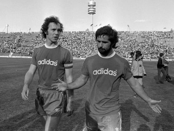 Deutscher Meister und Europapokalsieger der Landesmeister, zudem zahlreiche frischgebackene Weltmeister im Team: Der FC Bayern war 1974 die beste Mannschaft Europas. Dennoch lief es nach der WM für die Roten nicht rund. Auch Franz Beckenbauer und Bomber Gerd Müller fanden kein Mittel gegen die Krise. Deutscher Meister und Europapokalsieger der Landesmeister, zudem zahlreiche frischgebackene Weltmeister im Team: Der FC Bayern war 1974 die beste Mannschaft Europas. Dennoch lief es nach der WM für die Roten nicht rund. Auch Franz Beckenbauer und Bomber Gerd Müller fanden kein Mittel gegen die Krise.