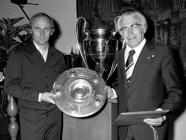 Der anhaltende Misserfolg hatte Konsequenzen. In der Winterpause kam es zu einem Krisengespräch zwischen Erfolgstrainer Udo Latteck (li.) und Bayern-Präsident Wilhelm Neudecker (re.), das der Coach wie folgt schildert: "Herr Neudecker, wir müssen etwas ändern." Darauf antwortete dieser: "Sie haben recht. Sie sind gefeuert!". Neuer Trainer wurde Lattecks Assistent Dettmar Cramer, die Bayern landeten am Saisonende nur auf Rang zehn. Der anhaltende Misserfolg hatte Konsequenzen. In der Winterpause kam es zu einem Krisengespräch zwischen Erfolgstrainer Udo Latteck (li.) und Bayern-Präsident Wilhelm Neudecker (re.), das der Coach wie folgt schildert: "Herr Neudecker, wir müssen etwas ändern." Darauf antwortete dieser: "Sie haben recht. Sie sind gefeuert!". Neuer Trainer wurde Lattecks Assistent Dettmar Cramer, die Bayern landeten am Saisonende nur auf Rang zehn.