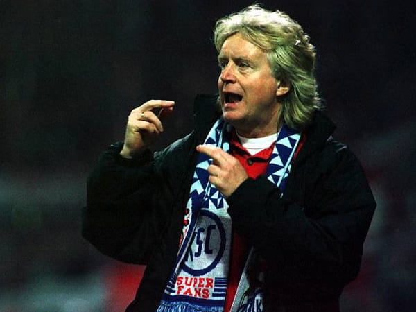 In den 90ern führte Winfried Schäfer den Karlsruher SC dreimal in den UEFA-Cup. Unvergessen ist das legendäre 7:0 gegen den FC Valencia in der Saison 1992/93. Zum letzten Mal spielte der KSC fünf Jahre später international und geriet im gleichen Jahr in den Abstiegssumpf der Bundesliga. Im März 1998 trennten sich die Badener nach zwölf Jahren von Schäfer, den Abstieg konnte aber auch sein Nachfolger Jörg Berger nicht verhindern. In den 90ern führte Winfried Schäfer den Karlsruher SC dreimal in den UEFA-Cup. Unvergessen ist das legendäre 7:0 gegen den FC Valencia in der Saison 1992/93. Zum letzten Mal spielte der KSC fünf Jahre später international und geriet im gleichen Jahr in den Abstiegssumpf der Bundesliga. Im März 1998 trennten sich die Badener nach zwölf Jahren von Schäfer, den Abstieg konnte aber auch sein Nachfolger Jörg Berger nicht verhindern.