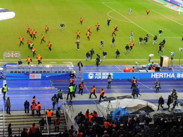 Man wollte Europas Thron erklimmen, stattdessen stieg man in die 2. Liga ab. Die Ziele von Hertha BSC waren hoch. Doch mit nur sechs Punkten gingen die Berliner 2009/10 abgeschlagen als Tabellenletzter in die Winterpause. Am 13. März 2010 erlebte die Krise der Hertha ihren Höhepunkt, als nach der 1:2-Heimniederlage gegen den 1.FC Nürnberg mit Kunststoffrohren bewaffnete Hertha-Anhänger den Innenraum stürmten und randalierten. Man wollte Europas Thron erklimmen, stattdessen stieg man in die 2. Liga ab. Die Ziele von Hertha BSC waren hoch. Doch mit nur sechs Punkten gingen die Berliner 2009/10 abgeschlagen als Tabellenletzter in die Winterpause. Am 13. März 2010 erlebte die Krise der Hertha ihren Höhepunkt, als nach der 1:2-Heimniederlage gegen den 1.FC Nürnberg mit Kunststoffrohren bewaffnete Hertha-Anhänger den Innenraum stürmten und randalierten.