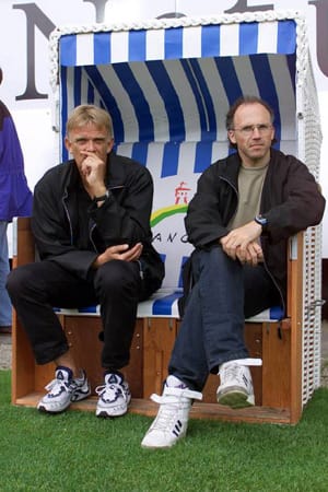 Der SC Freiburg schaffte 1993 unter Volker Finke (li.) den Aufstieg in die Bundesliga. Insgesamt dreimal traten die Breisgauer mit dem Trainer auch den bitteren Gang in die zweithöchste deutsche Spielklasse an. In der Saison 1995/96 wurde das Team überraschend Dritter. 2001 qualifizierte sich der Klub erneut für den UEFA-Cup. Mit der Doppelbelastung kam das Team nicht klar und rutschte in den Tabellenkeller – am Ende stand der Abstieg. Der SC Freiburg schaffte 1993 unter Volker Finke (li.) den Aufstieg in die Bundesliga. Insgesamt dreimal traten die Breisgauer mit dem Trainer auch den bitteren Gang in die zweithöchste deutsche Spielklasse an. In der Saison 1995/96 wurde das Team überraschend Dritter. 2001 qualifizierte sich der Klub erneut für den UEFA-Cup. Mit der Doppelbelastung kam das Team nicht klar und rutschte in den Tabellenkeller – am Ende stand der Abstieg.
