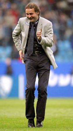 In der Saison 2003/04 führte Peter Neururer die graue Maus VfL Bochum in den UEFA-Pokal. Seine Tänze nach gewonnen Spielen vor der Fankurve im Ruhrstadion waren legendär. Doch schon ein Jahr später musste der Revier-Klub den Gang in die zweite Liga antreten. Bemerkenswert: Neururer wurde trotz des Misserfolgs nicht entlassen, das Arbeitsverhältnis mit dem VfL endete dennoch nach der verkorksten Saison. In der Saison 2003/04 führte Peter Neururer die graue Maus VfL Bochum in den UEFA-Pokal. Seine Tänze nach gewonnen Spielen vor der Fankurve im Ruhrstadion waren legendär. Doch schon ein Jahr später musste der Revier-Klub den Gang in die zweite Liga antreten. Bemerkenswert: Neururer wurde trotz des Misserfolgs nicht entlassen, das Arbeitsverhältnis mit dem VfL endete dennoch nach der verkorksten Saison.