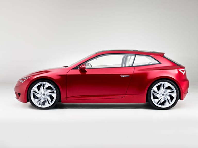 Das rot lackierte und kompakte Sportcoupé ist mit 3,83 Metern Länge rund 20 Zentimeter kleiner als der aktuelle Seat Ibiza.