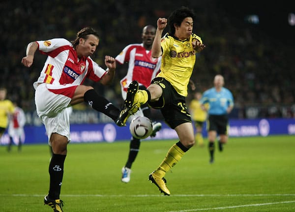 Dortmunds Youngster Shinji Kagawa (re.) mit vollem Einsatz gegen Alexis. Der Japaner war wie immer quirlig, zog im Strafraum aber oft den Kürzeren.