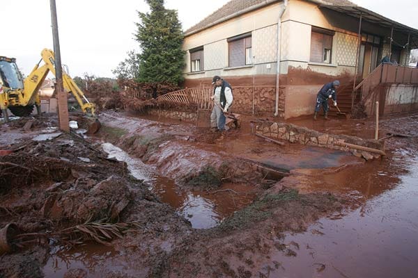 Ein Damm des Klärbeckens brach aus bislang nicht geklärten Gründen, hunderttausende Kubikmeter Giftschlamm traten aus.