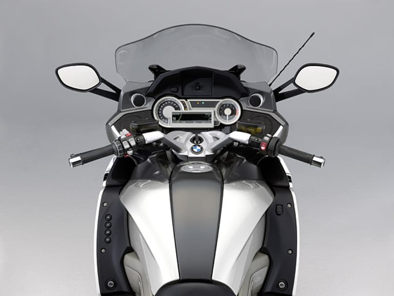 Die K 1600er von BMW kommen mit ABS, dynamischer Traktionskontrolle und elektronischer Fahrwerksanpassung.