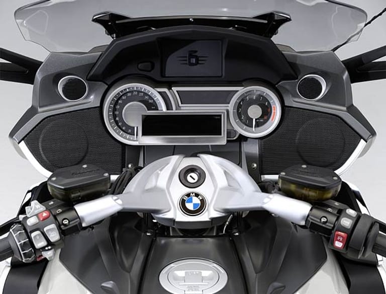 K 1600: Zwei klassische Rundinstrumente für Tachometer und Drehzahlmesser sowie ein 5,7-Zoll-TFT-Farbdisplay.