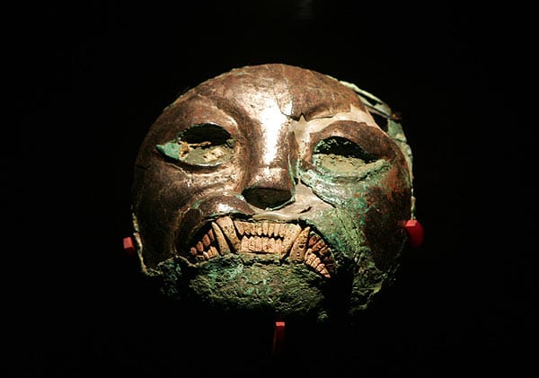Kupfermaske aus der Moche-Kultur: Die Moche lebten vom ersten bis achten Jahrhundert nach Christus an Perus Nordküste.