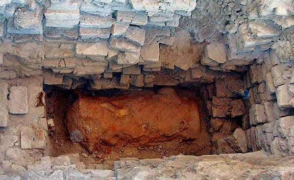 Grab mit Moche-Mumie: Es sind die sterblichen Überreste einer Frau, die um das Jahr 450 in ihren späten Zwanzigern starb.