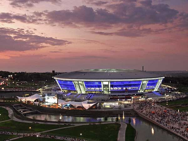 In der Ukraine ist bereits das Stadion in Donezk fertig. In der Donbass Arena hat Schachtjor Donezk seine Heimat, der UEFA-Cup-Sieger des Jahres 2009.