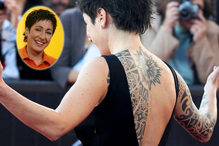 Dunja Hayali präsentiert ihre Tattoos beim "Deutschen Fernsehpreis".