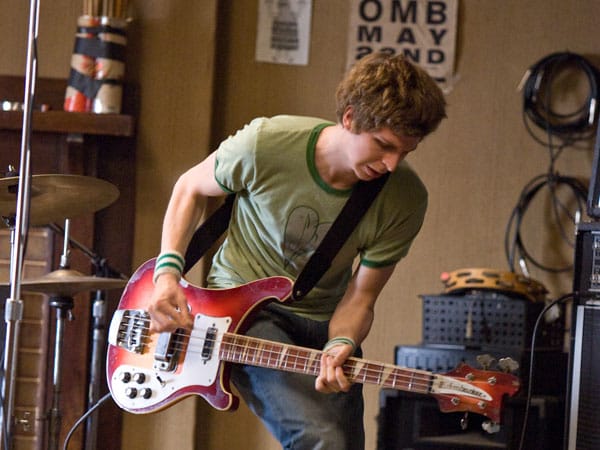 Das ist Scott Pilgrim (Michael Cera). Scott hat zwar keinen Job, dafür aber einigen Charme. Außerdem ist er der Bassist der Band Sex Bob-omb und das macht ihn zumindest ein wenig attraktiv. Das ist Scott Pilgrim (Michael Cera). Scott hat zwar keinen Job, dafür aber einigen Charme. Außerdem ist er der Bassist der Band Sex Bob-omb und das macht ihn zumindest ein wenig attraktiv.