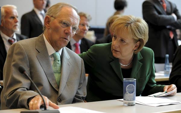 Seite an Seite: Finanzminister Schäuble mit Kanzlerin Angela Merkel