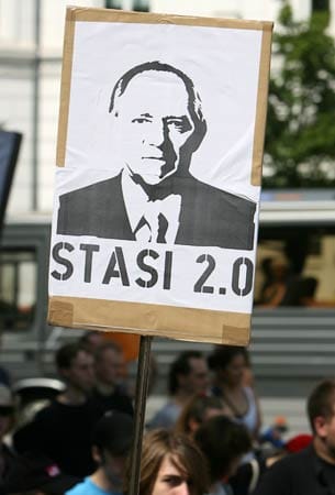 Als Innenminister gerät Wolfgang Schäuble in die Kritik. So demonstrierten im Mai 2008 mehrere tausend Menschen in vielen verschiedenen Städten gegen die sogenannte Vorratsdatenspeicherung