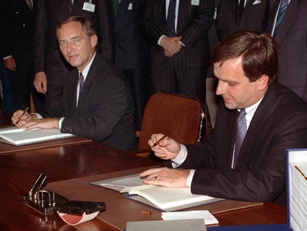 Wolfgang Schäuble unterzeichnet den Einheitsvertrag im Jahr 1990. Als Verhandlungsführer hatte der heute 68-Jährige maßgeblich zur Wiedervereinigung beigetragen