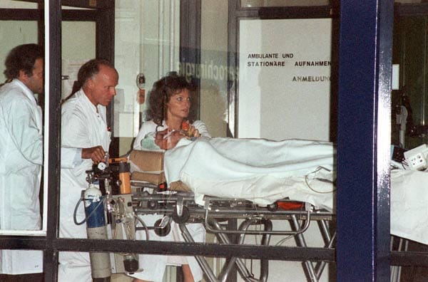 Ärzte kämpfen fünf Stunden lang um das Leben des damaligen Innenministers. Schäuble überlebt, ist aber fortan vom dritten Brustwirbel abwärts gelähmt und auf den Rollstuhl angewiesen