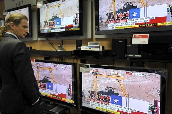 Wie hier in Großbritannien wird die Rettungsaktion über Stunden live im Fernsehen übertragen Wie hier in Großbritannien wird die Rettungsaktion über Stunden live im Fernsehen übertragen