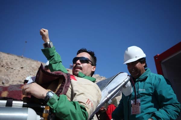 Edison Pena Villaroel ballt nach seiner Rettung die Faust. Der 34-Jährige wird der Marathonmann genannt, weil er unter Tage täglich zehn Kilometer lief Edison Pena Villaroel ballt nach seiner Rettung die Faust. Der 34-Jährige wird der Marathonmann genannt, weil er unter Tage täglich zehn Kilometer lief