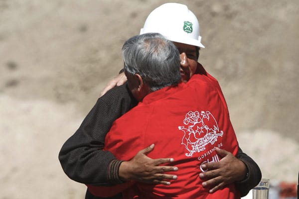 Zwischen den entzweiten Ländern Bolivien und Chile hat das Grubenunglück hat eine neue Einheit hergestellt. Hier liegen sich der chilenische Präsident Sebastian Piñera und sein bolivianischer Kollege Evo Morales in den Armen. Zwischen den entzweiten Ländern Bolivien und Chile hat das Grubenunglück hat eine neue Einheit hergestellt. Hier liegen sich der chilenische Präsident Sebastian Piñera und sein bolivianischer Kollege Evo Morales in den Armen.