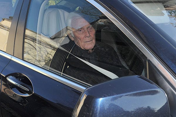 Der 83-Jährige fährt vom Gelände des Friedhofs in Kulmbach, wo die Leiche seines Sohnes Thomas in der Aussegnungshalle aufgebahrt war. Der 83-Jährige fährt vom Gelände des Friedhofs in Kulmbach, wo die Leiche seines Sohnes Thomas in der Aussegnungshalle aufgebahrt war.