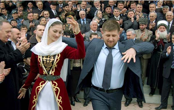 Im März 2007 wird der kremltreue Ramsan Kadyrow Präsident von Tschetschenien. Sein Vater Aslan Kadyrow war 2004 bei einem Bombenanschlag getötet worden
