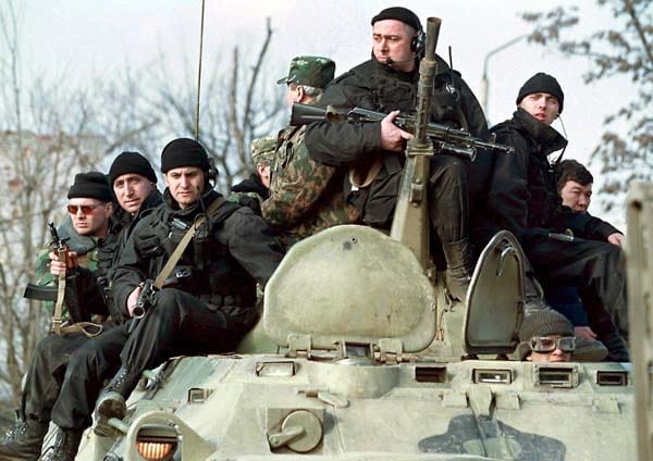 Russland marschiert im Dezember 1994 in Tschetschenien ein. Es ist der Beginn des ersten Tschetschenienkrieges, der 1996 mit einem Waffenstillstand endet. Hier patrouillieren russische Soldaten durch die Hauptstadt Grosny.