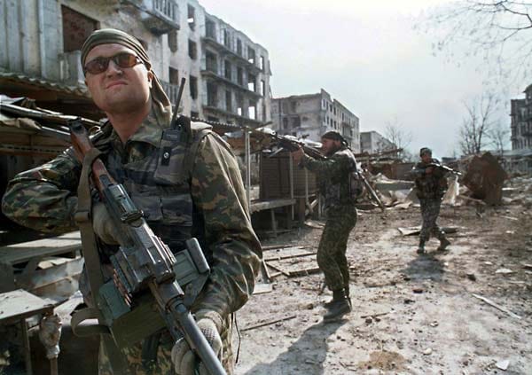 Die Tschetschenen wehren sich mit Guerilla-Attacken. In den kommenden Jahren kommt es immer wieder zu Anschlägen und Gefechten zwischen russischen Soldaten und tschetschenischen Rebellen.