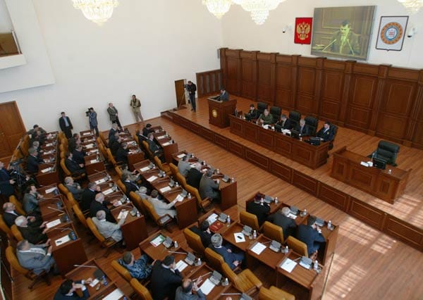 Im April 2009 erklärt Russland den zweiten Tschetschenienkrieg offiziell für beendet. Das Bild zeigt tschetschenische Abgeordnete während einer gemeinsamen Sitzung von Parlament und Regierung.