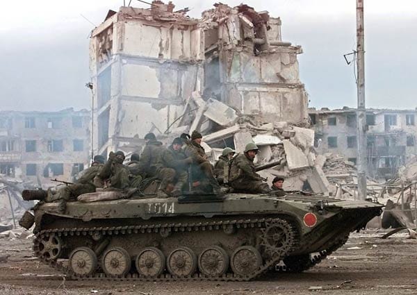 Mit dem Zerfall der Sowjetunion 1991 erklärt sich die im Nordkaukasus gelegenen russische Teilrepublik Tschetschenien für unabhängig. Seither versucht Russland, die abtrünnige Republik wieder zurückzugewinnen.