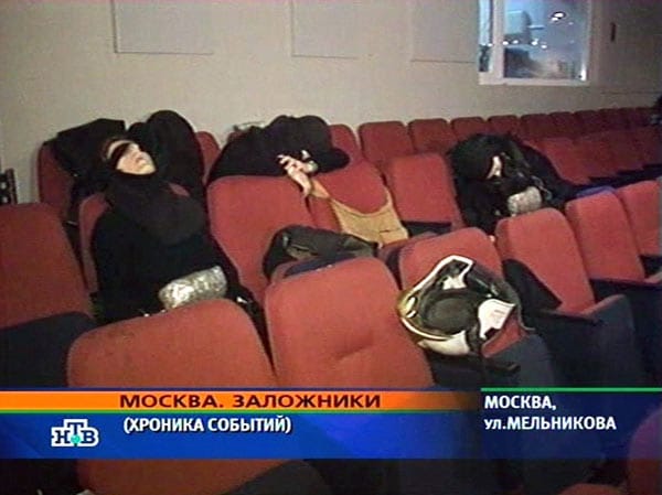 Immer wieder tragen Terroristen den Konflikt auch nach außen: Im Oktober 2002 nehmen Rebellen in einem Moskauer Theater rund 700 Geiseln und fordern den sofortigen Abzug russischer Soldaten aus Tschetschenien.