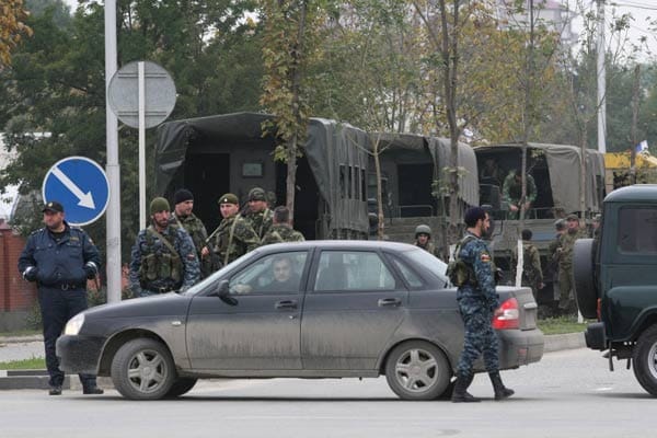 Und im Oktober 2010 kommen bei einem Angriff von Untergrundkämpfern auf das Parlament in Grosny erneut zahlreiche Menschen ums Leben. Sicherheitskräfte töten alle Angreifer.
