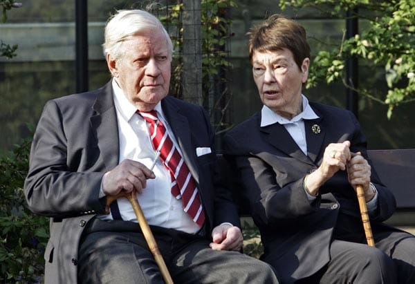 Ex-Kanzler Helmut Schmidt und seine Frau Loki sitzen 2007 im Botanischen Garten in Hamburg auf einer Bank. Die beiden waren seit fast sieben Jahrzehnten verheiratet