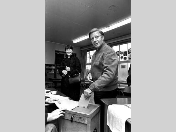 Loki Schmidt 1974 mit ihrem Mann Helmut Schmidt, damals noch Bundesfinanzminister, an der Wahlurne im Hamburger Stadtteil Langenhorn
