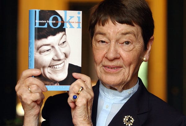 Loki Schmidt präsentiert 2003 ihr Buch "Loki. Hannelore Schmidt erzählt aus ihrem Leben."