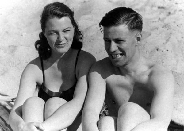 Loki und Helmut Schmidt 1943 am Strand