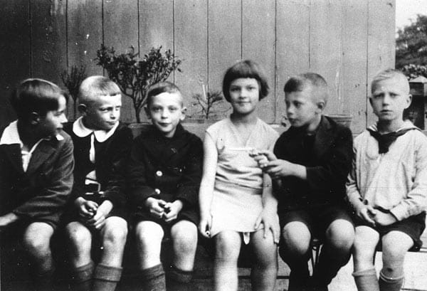 Schon in Kindertagen zusammen: Die zehnjährige Hannelore (Loki) Glaser 1929 links neben ihrem späteren Ehemann Helmut Schmidt