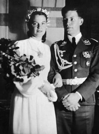 "Wir waren von Anfang an befreundet", erinnert sich Loki in ihren Memoiren. 1942 heiratet sie den ein Jahr jüngeren Offizier in Uniform