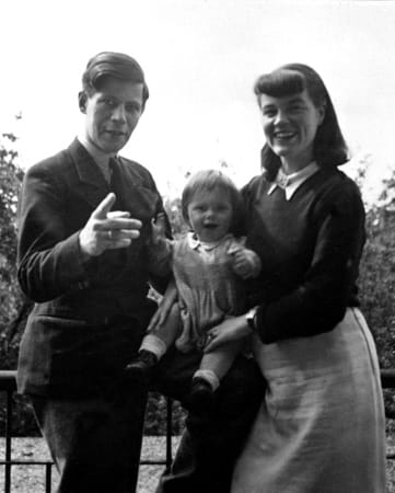 Das Ehepaar Schmidt posiert im Jahr 1948 mit der kleinen Tochter Susanne