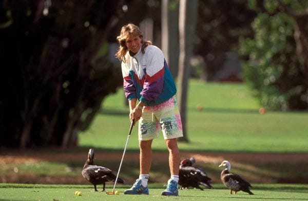 Lieblingsfarbe bunt: Michael Sternkopf bei einer Partie Golf inmitten einer Schar von "Fans".