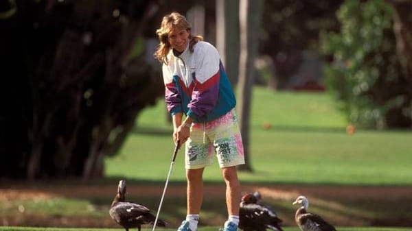 Lieblingsfarbe bunt: Michael Sternkopf bei einer Partie Golf inmitten einer Schar von "Fans".