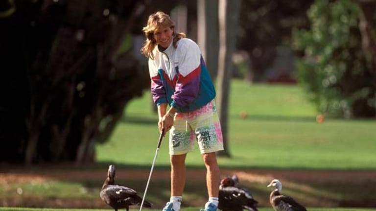 Lieblingsfarbe bunt: Michael Sternkopf bei einer Partie Golf inmitten einer Schar von "Fans".